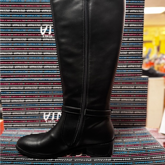 Elegant Black Riding Boots - Picture 2 of 5